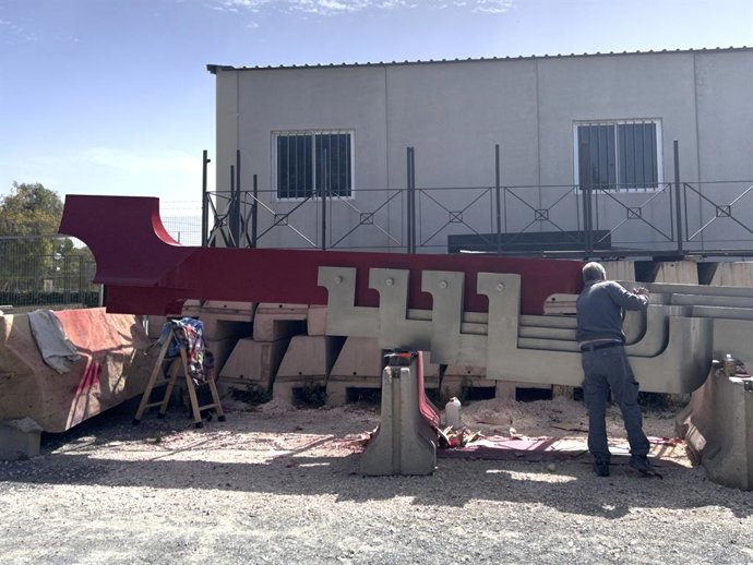 Trabajos de restauración de la escultura de Salvador Soria