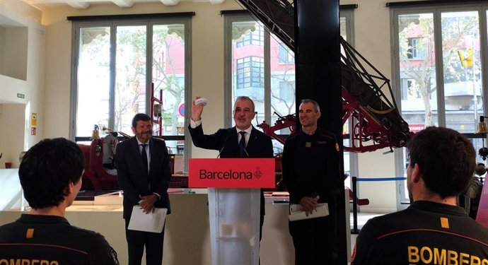 Collboni durante la rueda de prensa con un detector de humo en las manos.