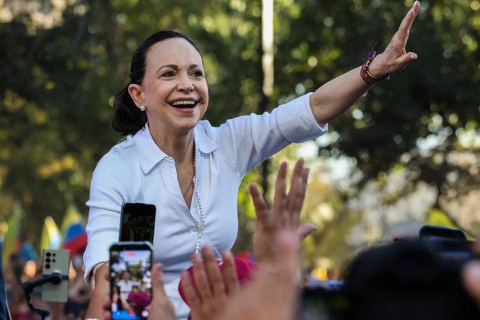 12 de março de 2026, Chile, Santiago: Maria Corina Machado, vencedora venezuelana do Prêmio Nobel da Paz, cumprimenta as pessoas durante sua visita a Santiago. Foto: Cristobal Basaure Araya/SOPA Images via ZUMA Press Wire/dpa