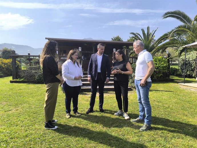 La diputada del PP, Sandra Camino, junto al diputado José Felgueres; la alcaldesa de Caravia, Salomé Samartino; el presidente de la Asociación de Chiringuitos de Asturias, Iván Suárez; y la propietaria del chiringuito El Viso, Alicia Sánchez-Arjona.