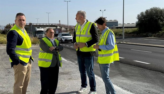 El director general de Carreteras, Francisco Carrillo, junto al alcalde de Abanilla, José Antonio Blasco, y de Santomera, Víctor Martínez, en la obra de la carretera RM-414 que une ambos municipios