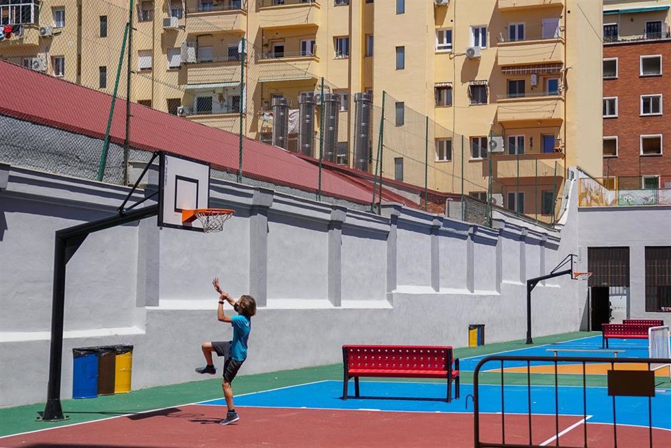 Archivo - Un niño juega en las instalaciones de un colegio