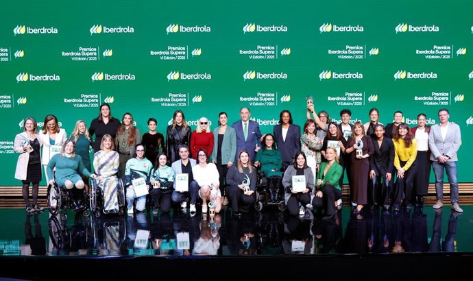 Foto de familia de los galardonados durante la sexta edición de los Premios Iberdrola Supera.