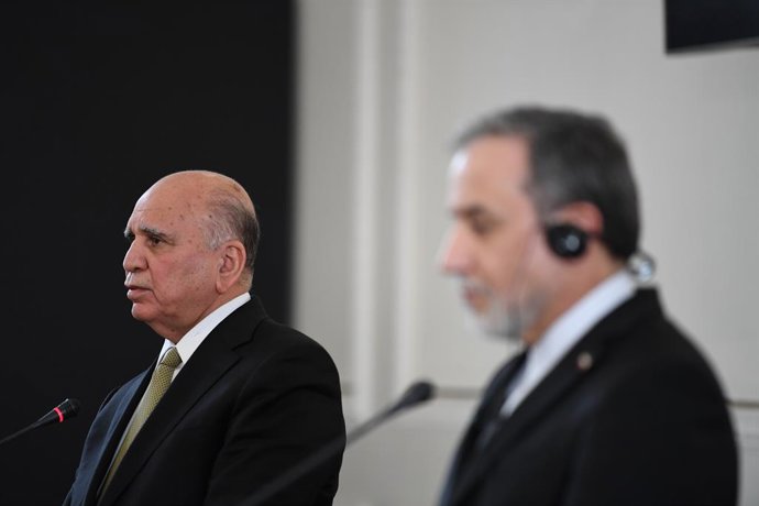 Archivo - Arquivo - TEERÃ, 18 de janeiro de 2026  -- O ministro das Relações Exteriores do Irã, Seyed Abbas Araghchi (à direita), e o ministro das Relações Exteriores do Iraque, Fuad Hussein, participam de uma coletiva de imprensa conjunta em Teerã, Irã, 