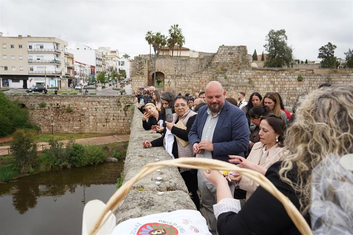 Lanzamiento de pétalos con motivo del Día Internacional del Pueblo Romano