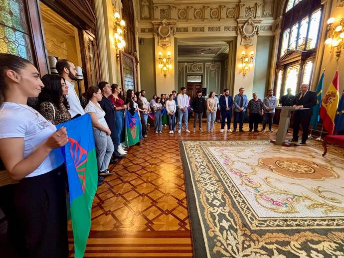Acto de recepción organizado con motivo de la conmemoración del Día Internacional del Pueblo Gitano en la Junta General.