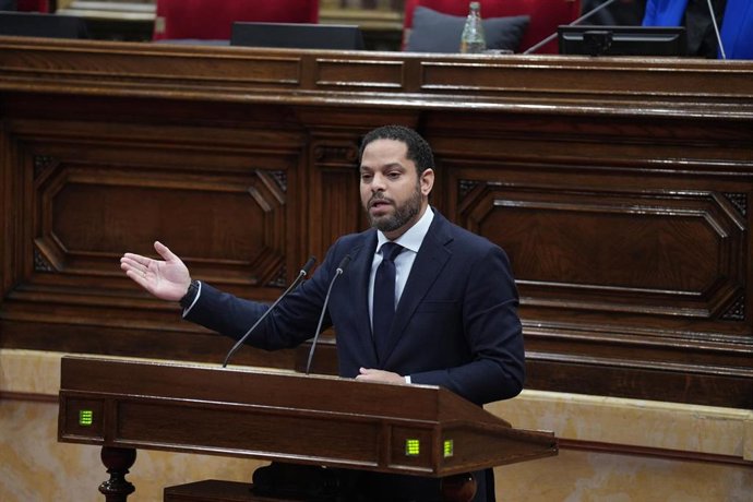 Archivo - El secretario general de Vox, Ignacio Garriga, durante una sesión de control, en el Parlament de Catalunya