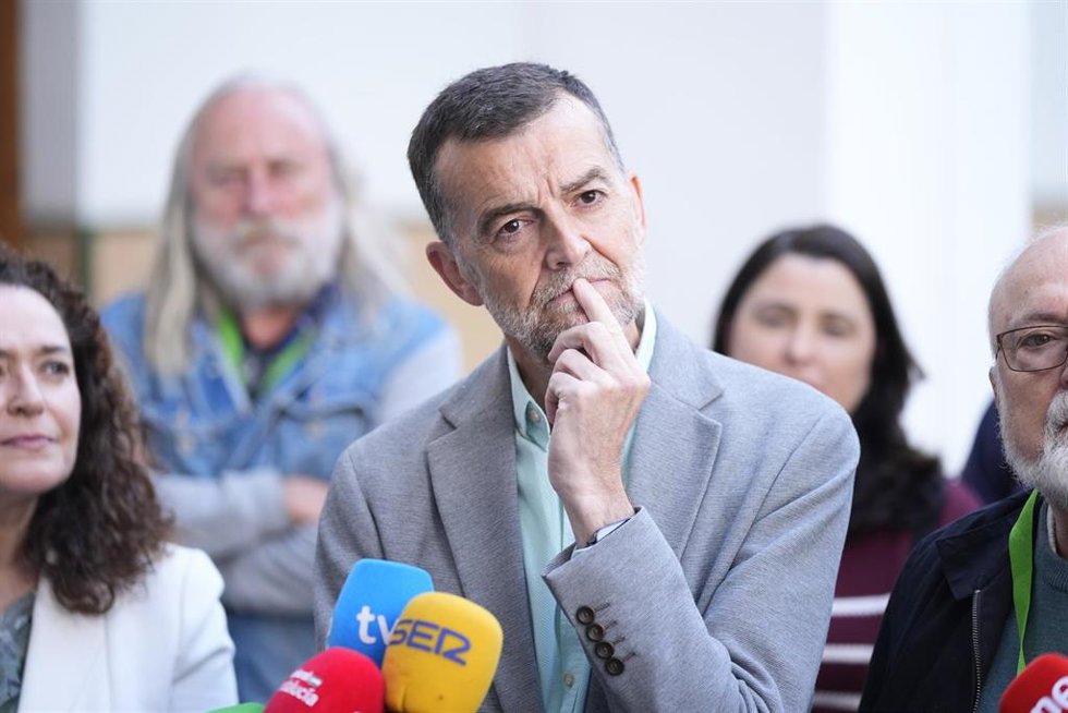 El coordinador federal de Izquierda Unida y candidato de Por Andalucía a la presidencia de la Junta de Andalucía, Antonio Maíllo, atiende a los medios de comunicación tras haber mantenido un encuentro en el Parlamento andaluz con el portavoz de Marea Blan