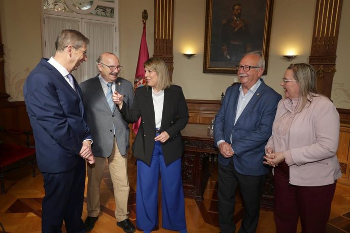 La alcaldesa se reúne con los hermanos mayores de las cofradías tras la Semana Santa 2026
