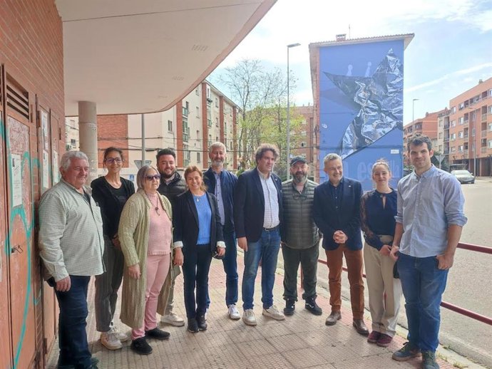 Un nuevo mural de gran formato, del artista logroñés Carlos Corres, embellece el barrio de La Estrella