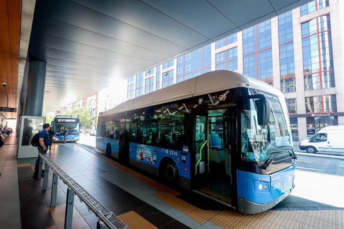 Archivo - Un autobús de la línea 135, en el intercambiador de Plaza de Castilla, a 5 de agosto de 2024, en Madrid (España). La Empresa Municipal de Transportes de Madrid (EMT Madrid) ha ampliado el servicio de la línea 135 entre Plaza de Castilla y el Hos