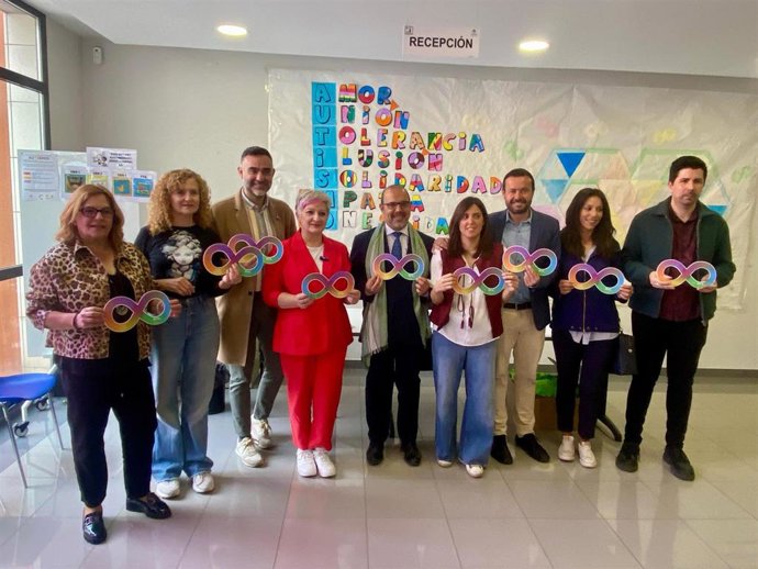 La delegada de la Junta en la provincia, Rosa María García, durante una visita al centro junto al presidente de las Cortes regionales, Pablo Bellido.