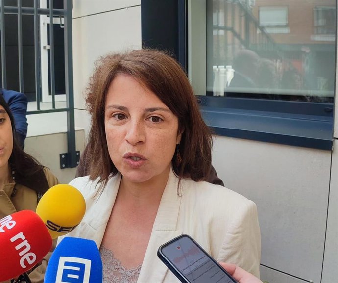 La delegada del Gobierno en Asturias, Adriana Lastra, atiende a los medios.