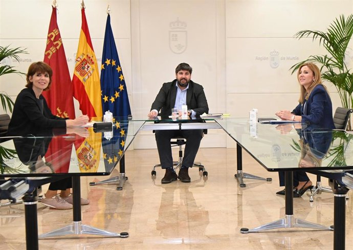 El presidente de la Comunidad, Fernando López Miras, con la consejera Marisa López Aragón y la secretaria general de CCOO en la Región de Murcia, Teresa Fuentes