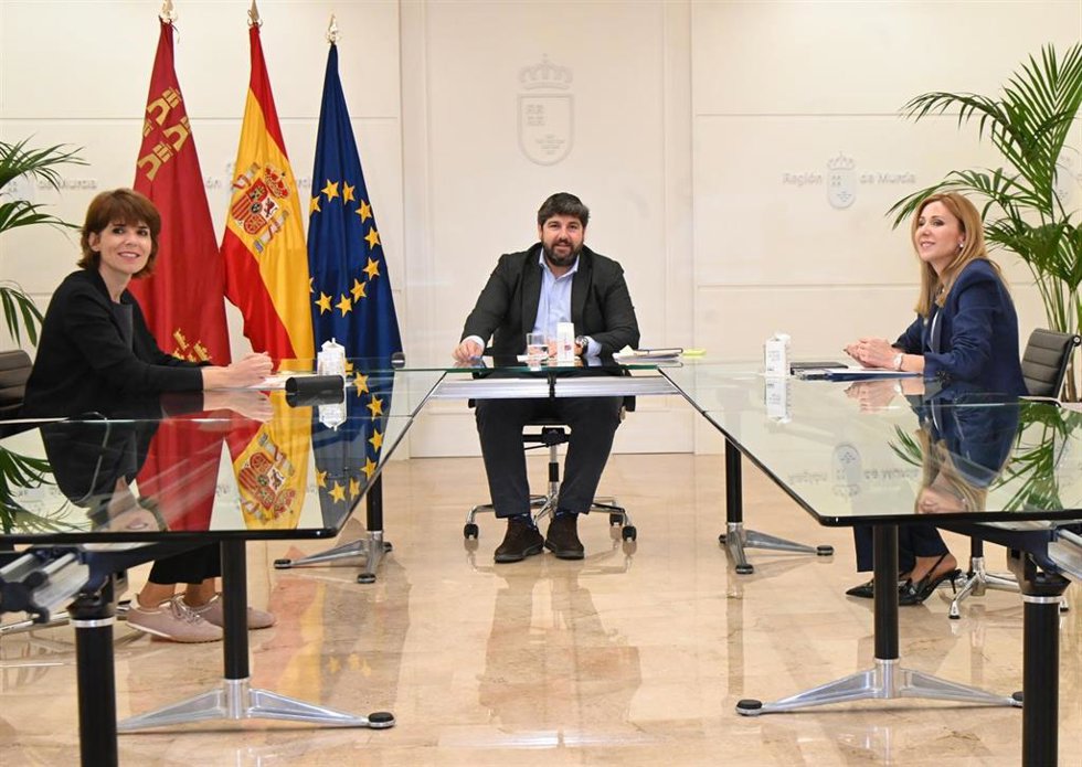 El presidente de la Comunidad, Fernando López Miras, con la consejera Marisa López Aragón y la secretaria general de CCOO en la Región de Murcia, Teresa Fuentes