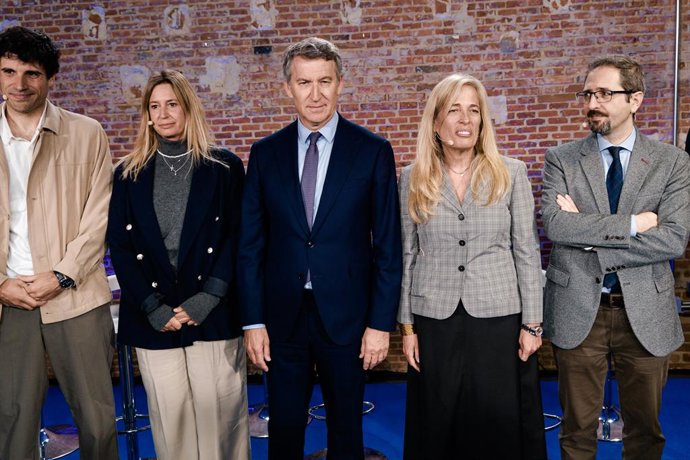 El presidente del Partido Popular, Alberto Núñez Feijóo (c), durante el acto ‘Pagas más, recibes menos; contra el infierno fiscal del Gobierno de Sánchez’ en el Espacio Jorge Juan, a 8 de abril de 2026, en Madrid (España). Acto enmarcado en la ofensiva fi