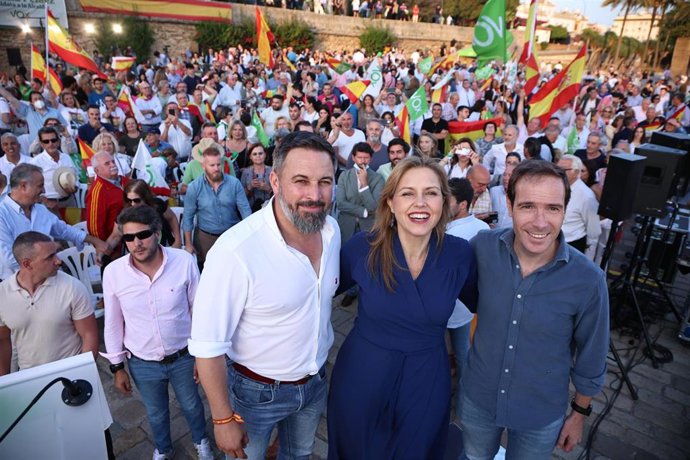 Archivo - El presidente de Vox, Santiago Abascal (i), junto a la entonces candidata a la Alcaldía de Sevilla, Cristina Peláez, y el presidente del partido en la provincia, Javier Cortés, durante un mitin en 2023.
