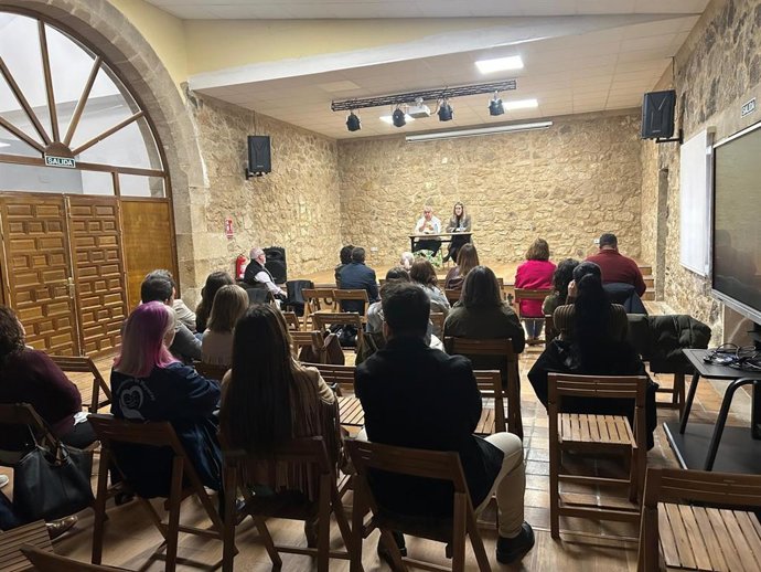 Reunión en Pozuelo de Zarzón para dar a conocer un programa formativo para mejorar la atención en los centros residenciales municipales impulsado por la Diputación de Cáceres