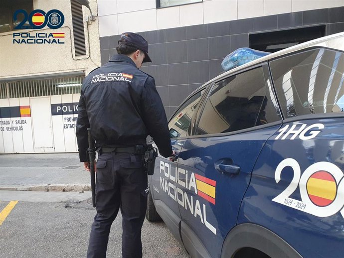Un agente de la Policía Nacional en Palma.
