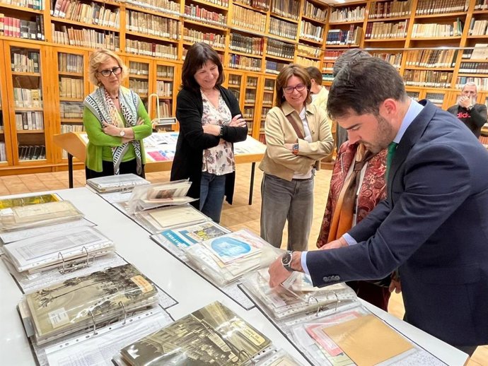 El concejal de Cultura e Identidad, Diego Avilés, observa algunos de los documentos donados