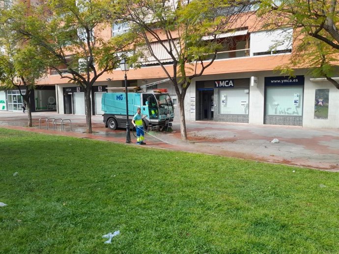 Trabajadores de la limpieza del Ayuntamiento de Murcia trabajando el día del Bando de la Huerta