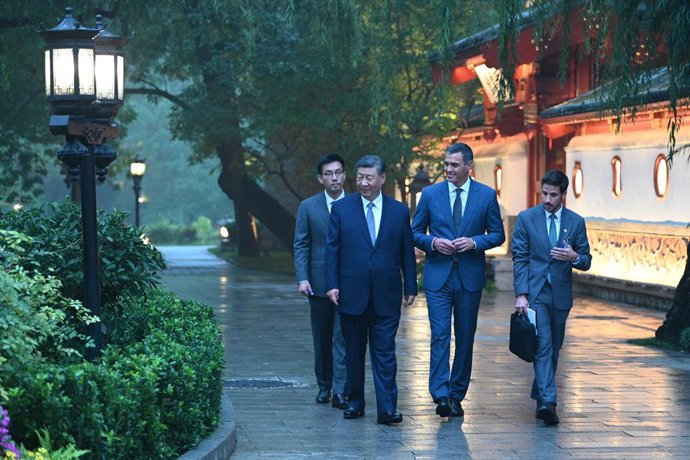 Archivo - El presidente de la República Popular China, Xi Jinping (i) y el presidente del Gobierno, Pedro Sánchez, llegan a un encuentro en el Palacio de Diaoyutai, a 9 de septiembre de 2024, en Pekín (China). Tras sus viajes por Mauritania, Gambia y Sene