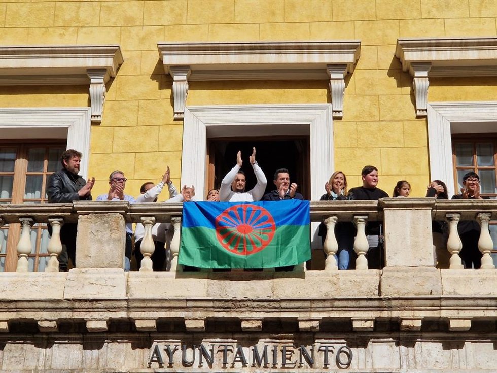 El Ayuntamiento de Teruel y representantes del colectivo gitano han celebrado este 8 de abril con un acto institucional en el que se hacreivindicado la igualdad, la inclusión y el reconocimiento de la cultura gitana en la ciudad.