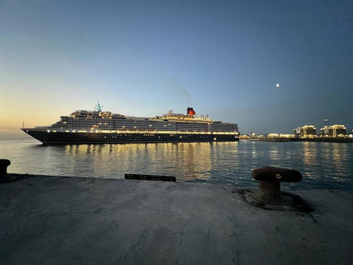 Crucero Queen Victoria , en el puerto gijonés de El Musel.