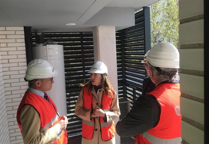 La alcaldesa de Zaragoza, Natalia Chueca, visita unas viviendas impulsadas por una cooperativa en el Arrabal