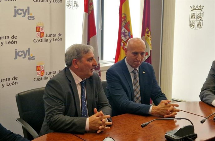 El consejero de Movilidad y Transformación Digital, José Luis Sanz Merino (izquierda), y el alcalde de León, José Antonio Díez (a su derecha), en la comisión de seguimiento para constituir el Consorcio de Transporte en el Área Funcional Estable de León.
