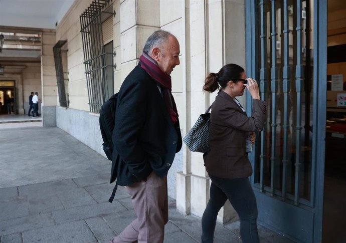 Archivo - El ex director general de Trabajo y Seguridad Social de la Junta de Andalucía Daniel Alberto Rivera, con su abogada, en imagen de archivo.