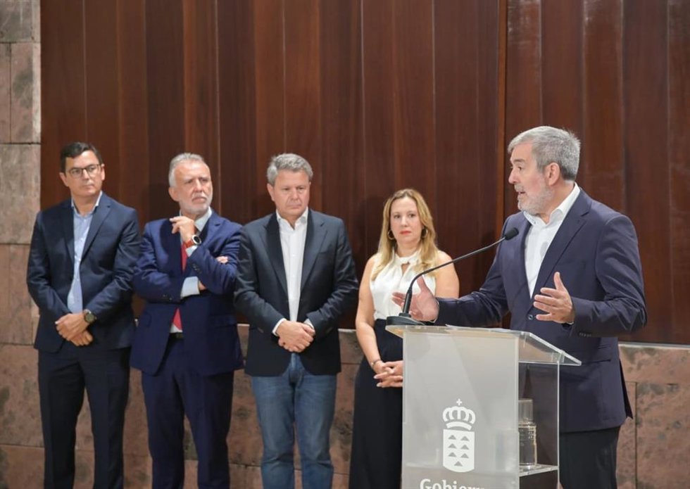 Archivo - El presidente de Canarias, Fernando Clavijo, interviene en la firma del protocolo para impulsar la construcción de los trenes comarcales de Tenerife