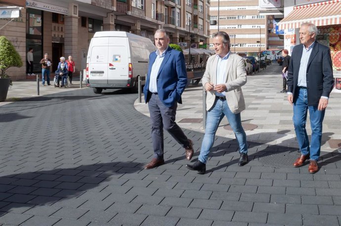 El consejero de Fomento, Roberto Media, en su visita a Camargo para inaugurar diversas obras