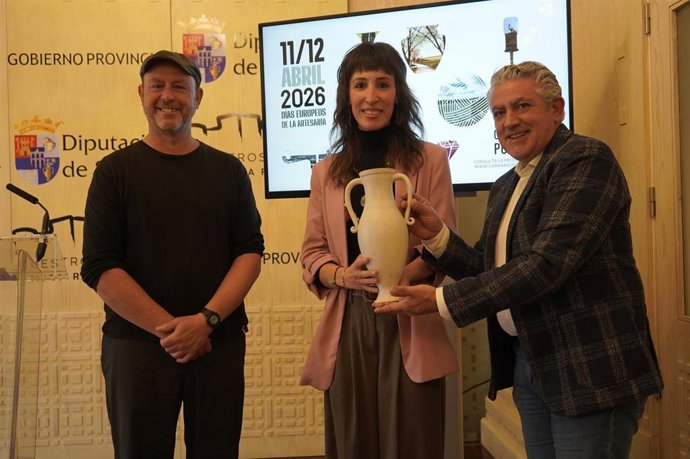 El artesano ceramista Miguel Ángel Fernández, la asesora municipal Sherezade Marazuela y el diputado de Cultura, José María Bravo.