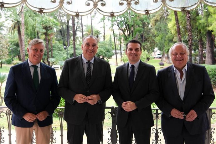 Archivo - El presidente del Ictes, Miguel Mirones; el consejero de Turismo de la Junta de Andalucía, Arturo Bernal; el alcalde de Córdoba, José María Bellido, y el presidente del Consejo Empresarial de Turismo de Andalucía en la CEA, José Carlos Escribano