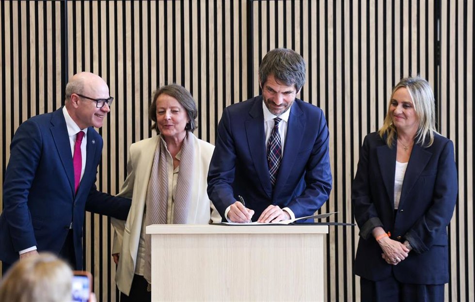 El  ministro de Cultura, Ernest Urtasun (2d), acompañado de la alcaldesa de Granada, Marifrán Carazo (d), el rector de la Universidad de Granada, Pedro Mercado (i), y la presidenta de la Fundación Archivo Manuel de Falla, Elena García de Paredes de Falla 
