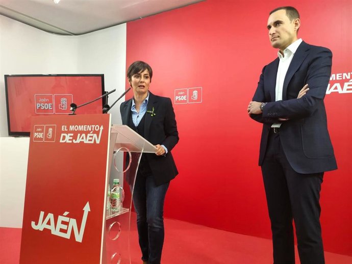 Isabel Rodríguez en la rueda de prensa junto a Juan Latorre.