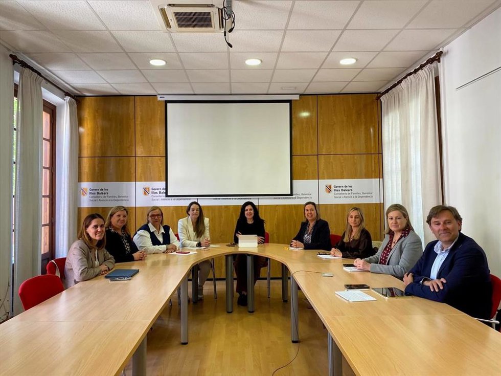 El Govern se reúne con consells y ayuntamientos para coordinar medidas sociales ante el impacto del conflicto en Irán