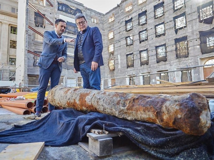 El vicepresidente del Cabildo de Tenerife, Lope Afonso, y el consejero de Cultura, José Carlos Acha, junto al cañón hallado en las obras del edificio anexo al Palacio Insular