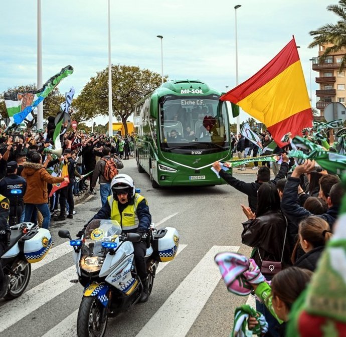 Antiviolencia ha multado con 10.000 euros al Elche por desobedecer las medidas de seguridad en la llegada del equipo franjiverde antes de su encuentro de LaLiga EA Sports contra el Mallorca en el Martínez Valero.