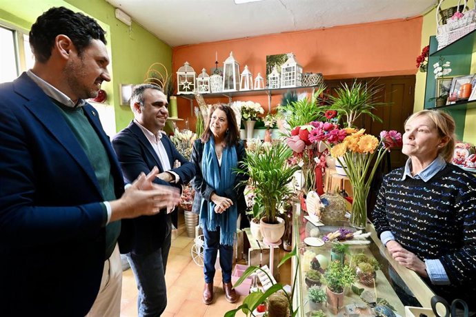 El presidente de la Diputación, Francis Rodríguez, ha subrayado en un encuentro mantenido con mujeres beneficiarias del municipio de Caniles que esta iniciativa refleja el compromiso de la Diputación con la igualdad de oportunidades.