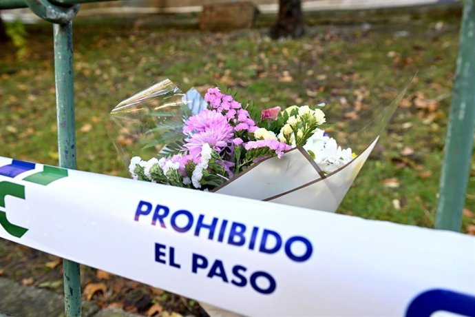 Flores en el parque donde fueron localilzados los cuerpos sin vida de las dos menores