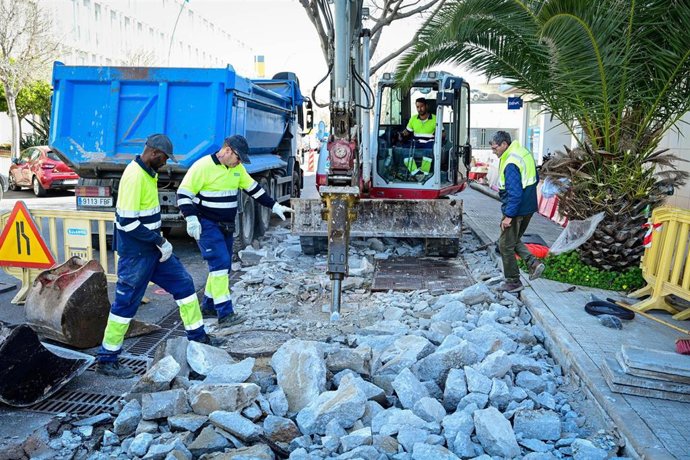 Obras de reforma de las aceras de la calle Gremi Ferrers de Palma.