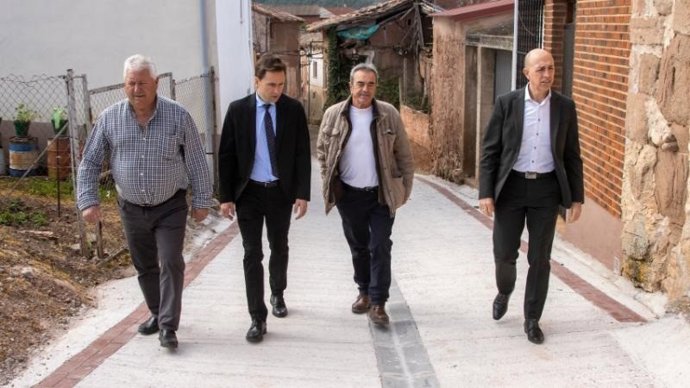 El consejero de Política Local, Infraestructuras y Lucha contra la Despoblación, Daniel Osés, acompañado del director general de Política Local y Lucha contra la Despoblación, Óscar León, ha visitado hoy, día 8, la localidad de Arenzana de Arriba