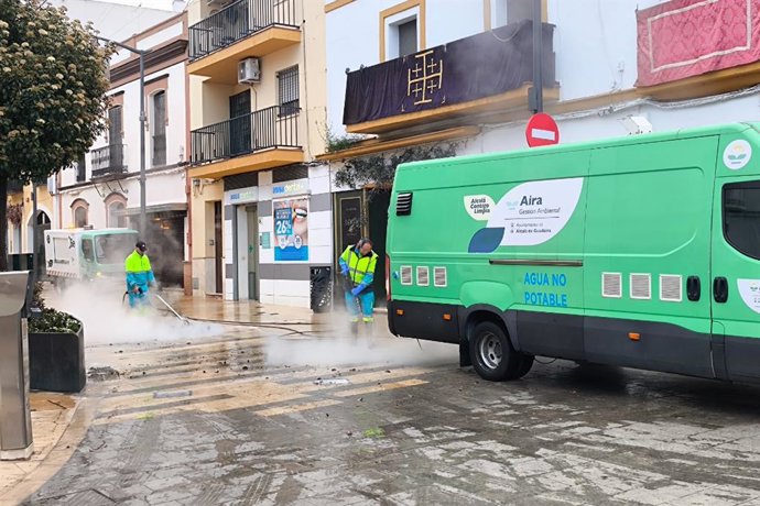 Operarios de limpieza retiran la cera del pavimento tras el paso de las cofradías de Alcalá esta pasada Semana Santa.