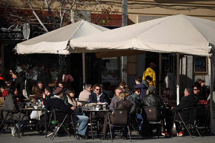 Archivo - Varias personas en unas terrazas en Madrid 
