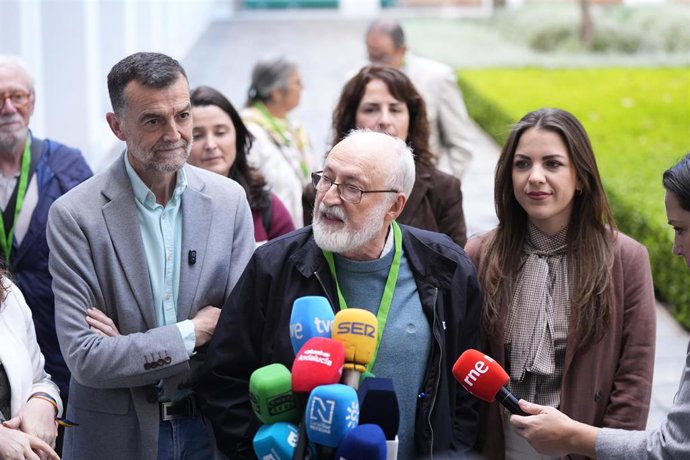 El portavoz de Marea Blanca Sevilla, Sebastián Recio, atiende a los medios tras haber mantenido un encuentro con el coordinador federal de Izquierda Unida y candidato de Por Andalucía a la presidencia de la Junta de Andalucía, Antonio Maíllo, para tratar 