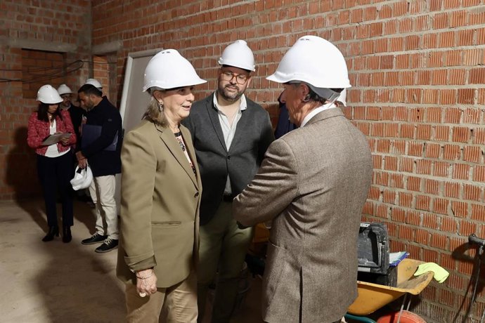 El diputado provincial de Cooperación, Javier Bello, con el alcalde de Chiclana, José María Román, y la delegada de Administración Local de la Junta, Ana Bertón, en las obras que se están realizando en el local social situado en Los Gallos.