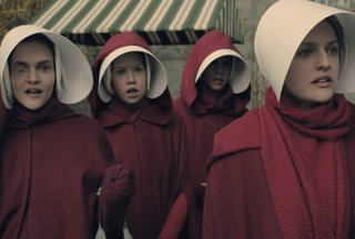 Actriz de El cuento de la criada reaparece en Los testamentos y los fans enloquecen: "Así es como encajan las piezas"