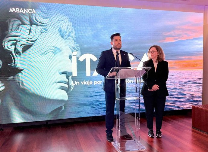 José Manuel Mourelo yCarlota Sánchez-Montaña, durante la presentación de la exposición interactiva 'Ítaca. Unha viaxe pola educación financeira', en Santiago de Compostela